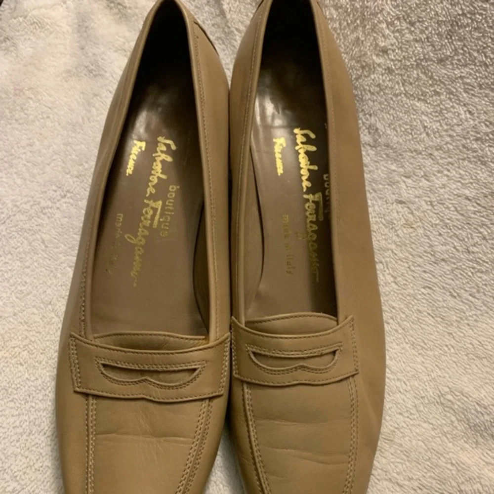 Narrow fit Salvatore Feregamo women’s loafers 8 AA